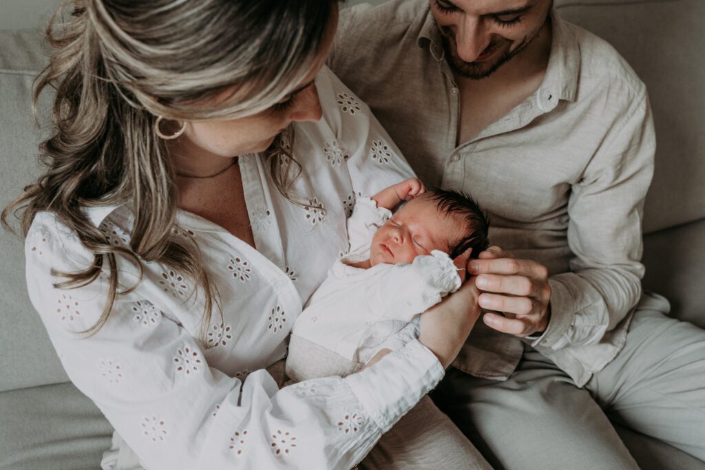 Ouders kijken naar newborn baby