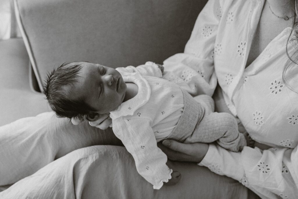 newborn baby in armen van mama