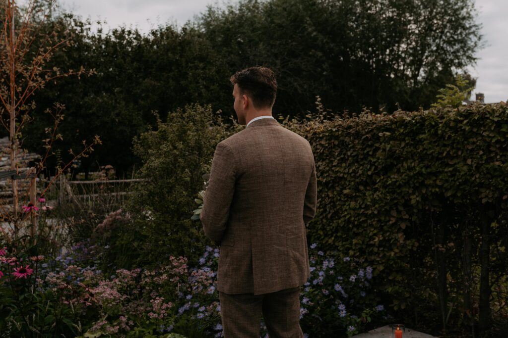 Bruidegom wacht achterstevoren op bruid