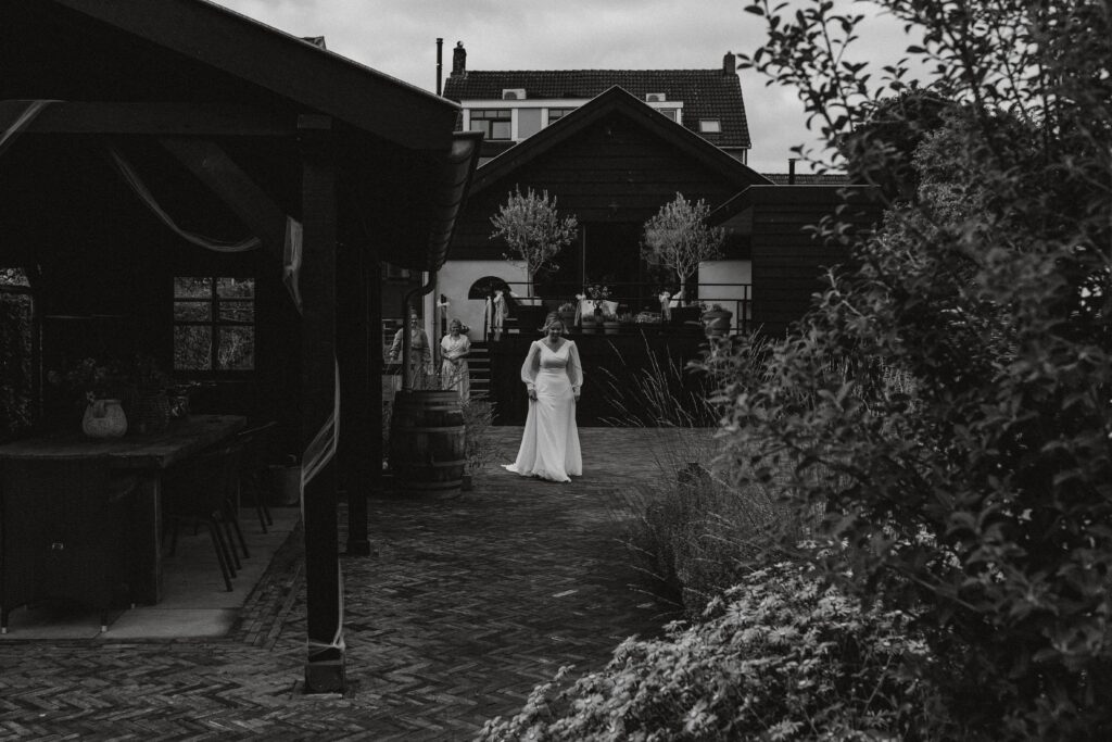 Bruid loopt naar de bruidegom