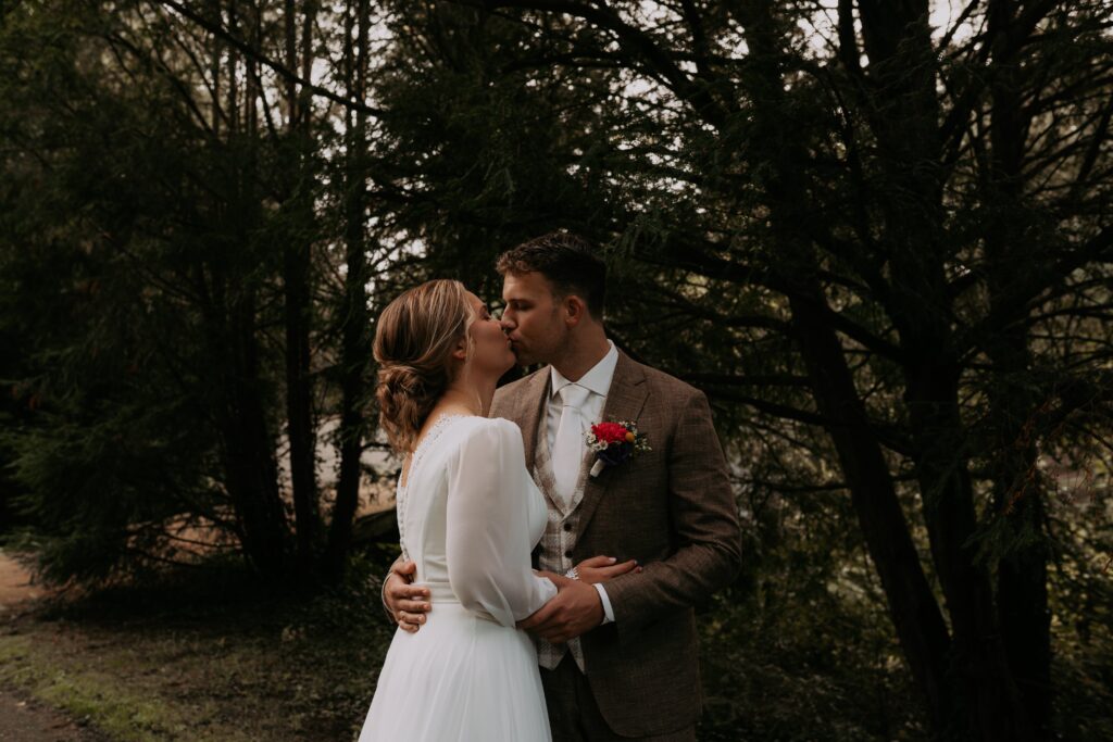 Bruidspaar kust elkaar