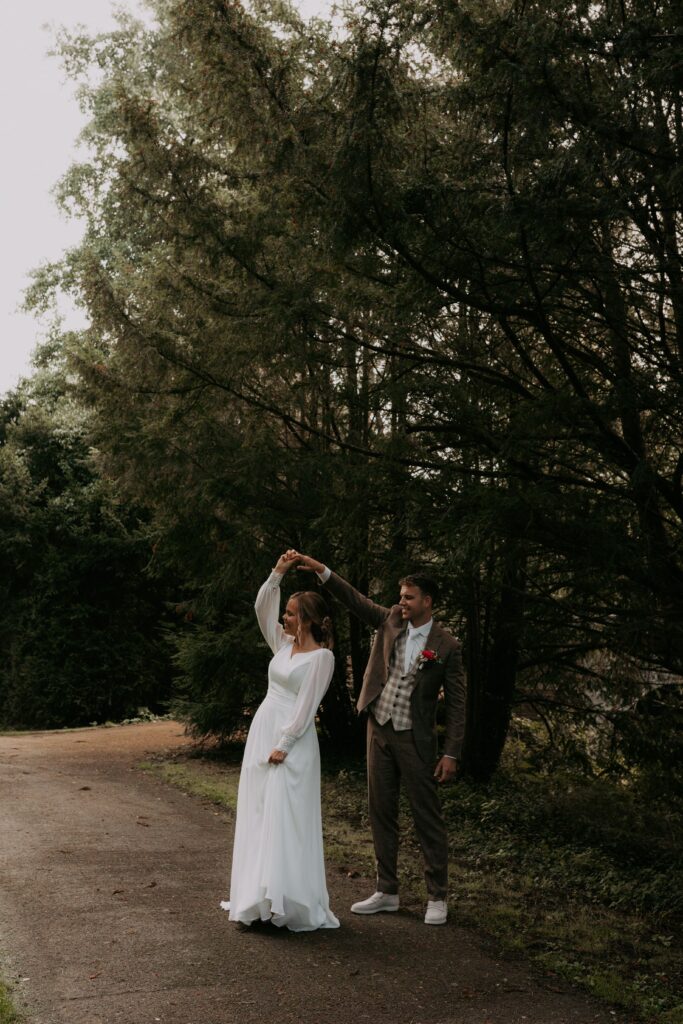 Bruidegom laat bruid een dansje doen en draait haar rond