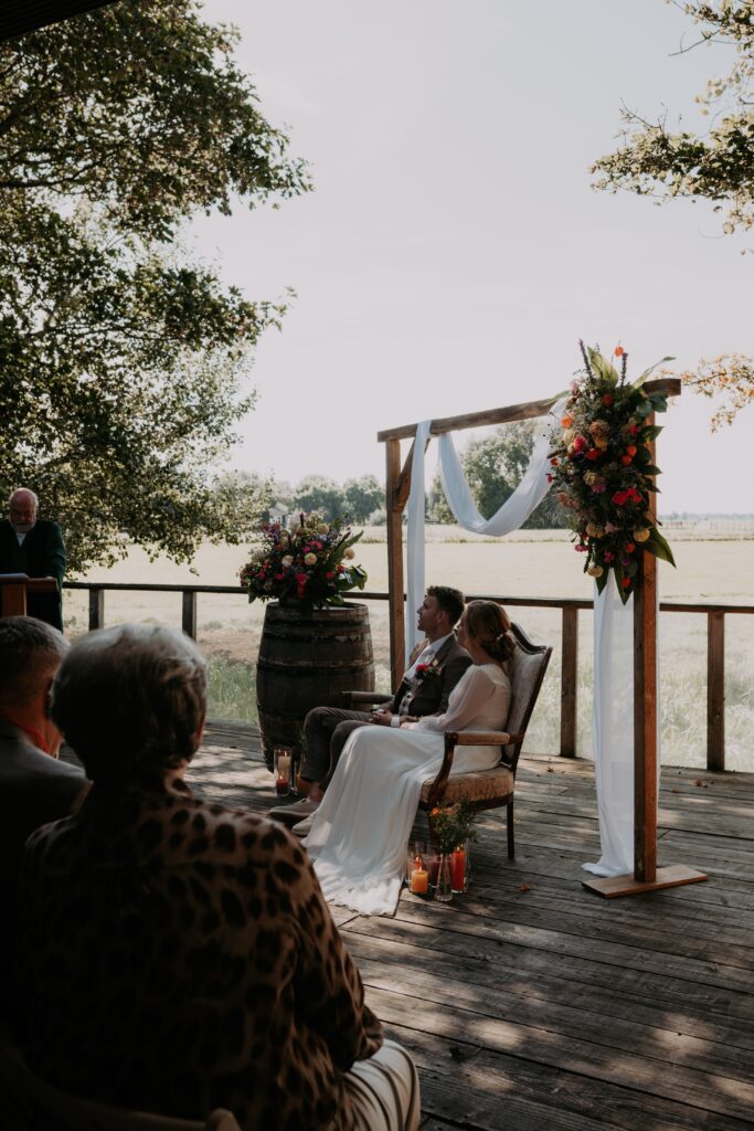Bruidsaar zit naast elkaar bij ceremonie