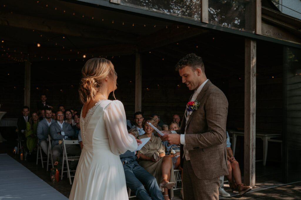 bruidspaar leest geloften voor
