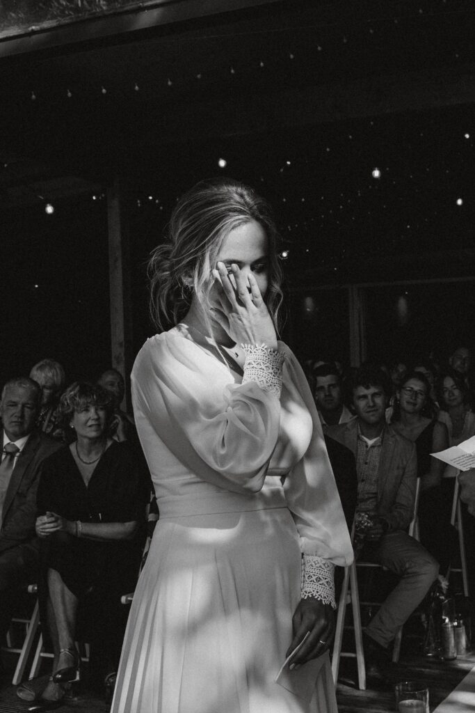 Bruid veegt traan weg