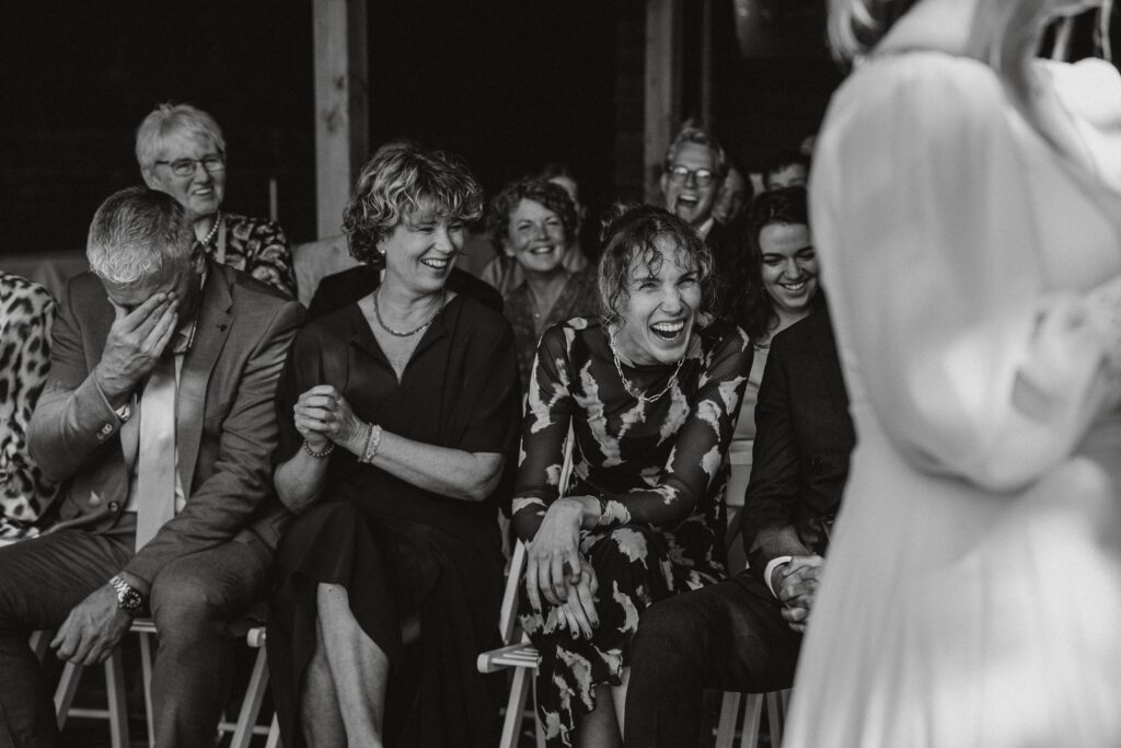 Gasten lachen hard tijdens ceremonie