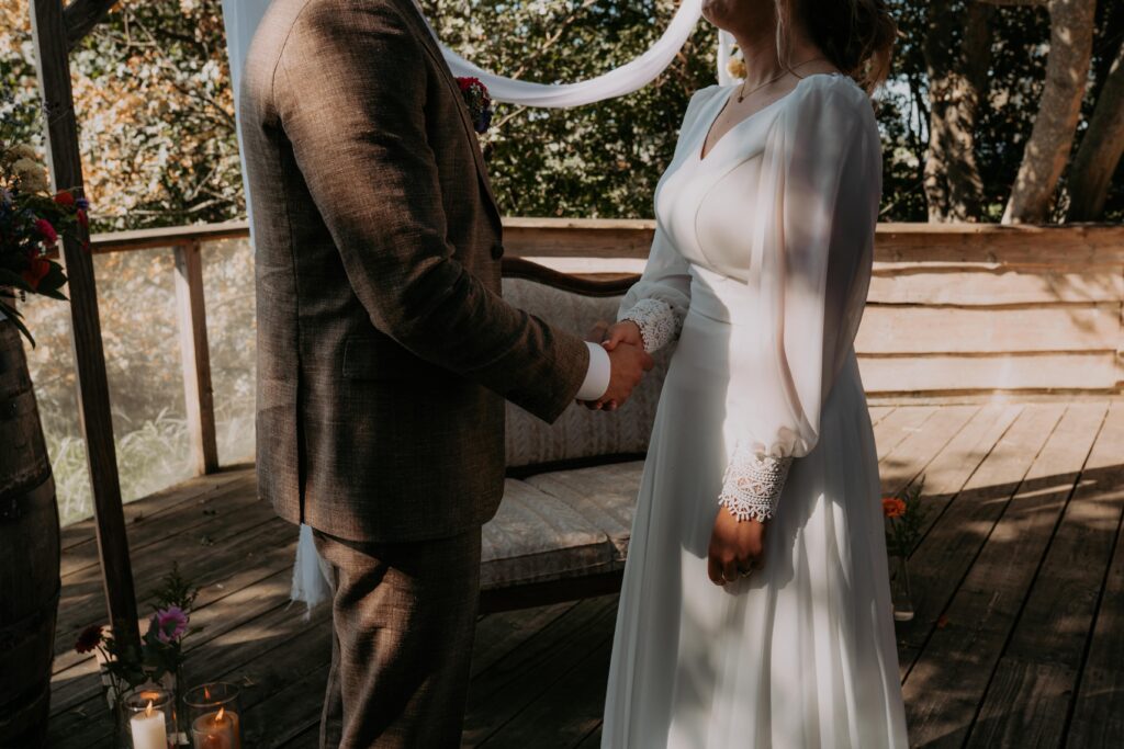 Bruidspaar geeft elkaar de rechterhand tijdens ja-woord