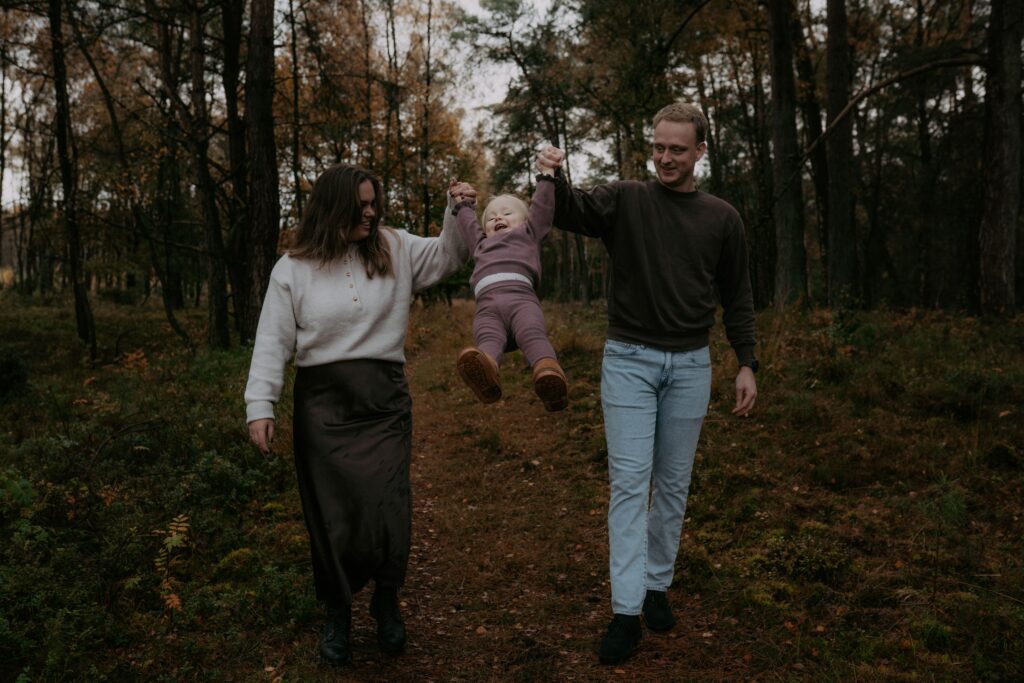 gezin in bos in Ede, ouders jonassen meisje