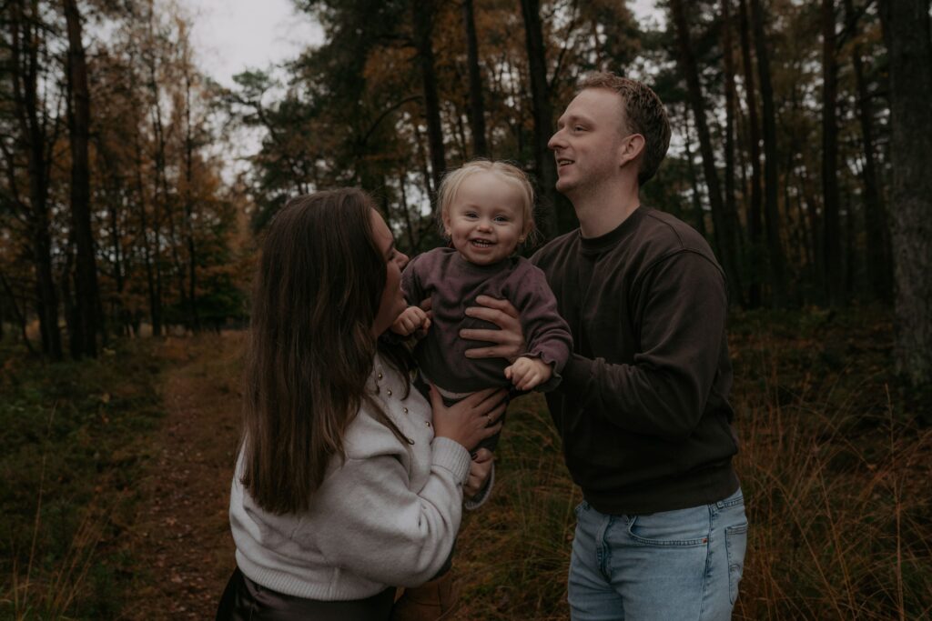 Vader en moeder houden dochter vast in bos in Ede