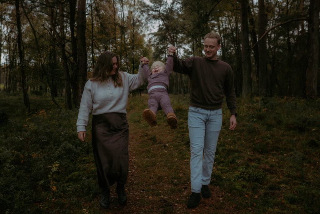 gezin in bos in Ede, ouders jonassen meisje