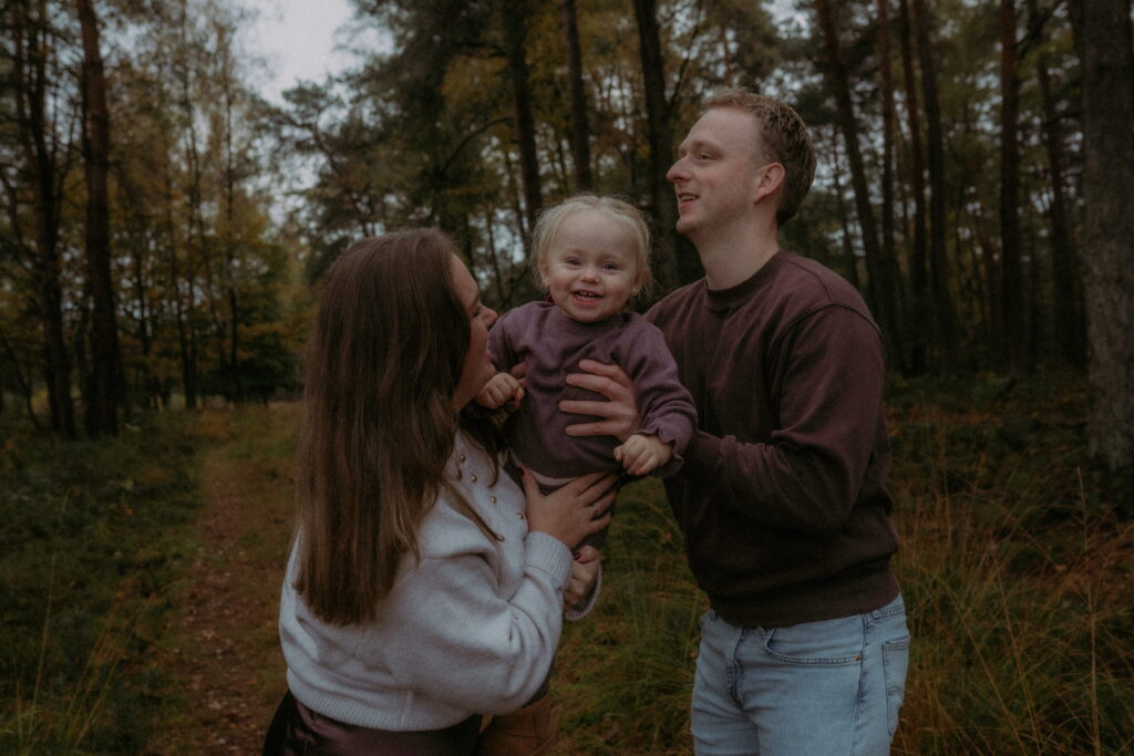 Vader en moeder houden dochter vast in bos in Ede