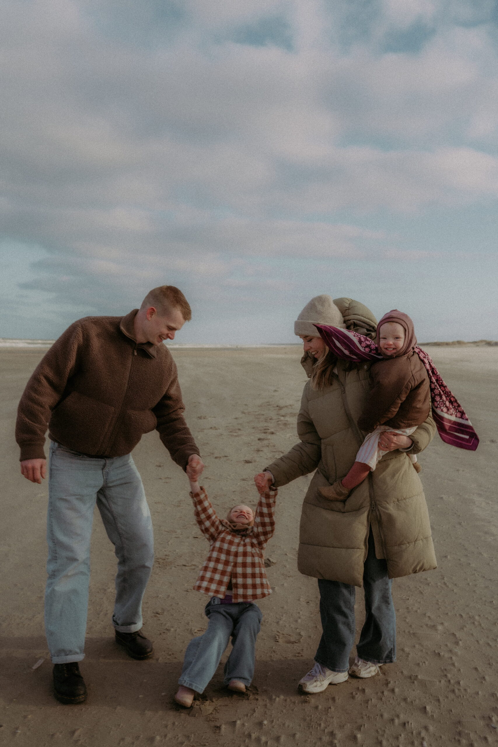 gezin op het strand met twee kindjes