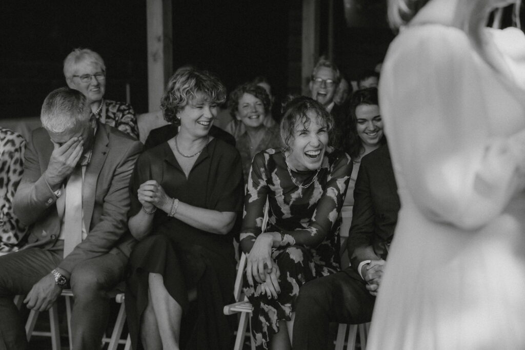 familieleden tijdens ceremonie lachen en huilen om geloften