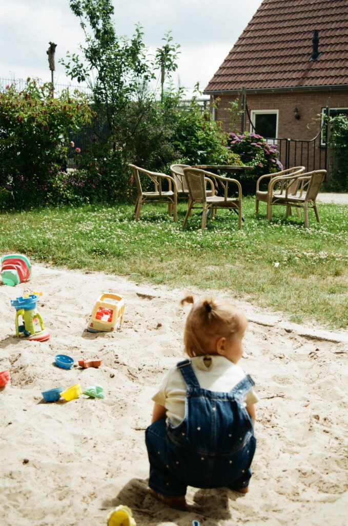 Meisje speelt in zandbak